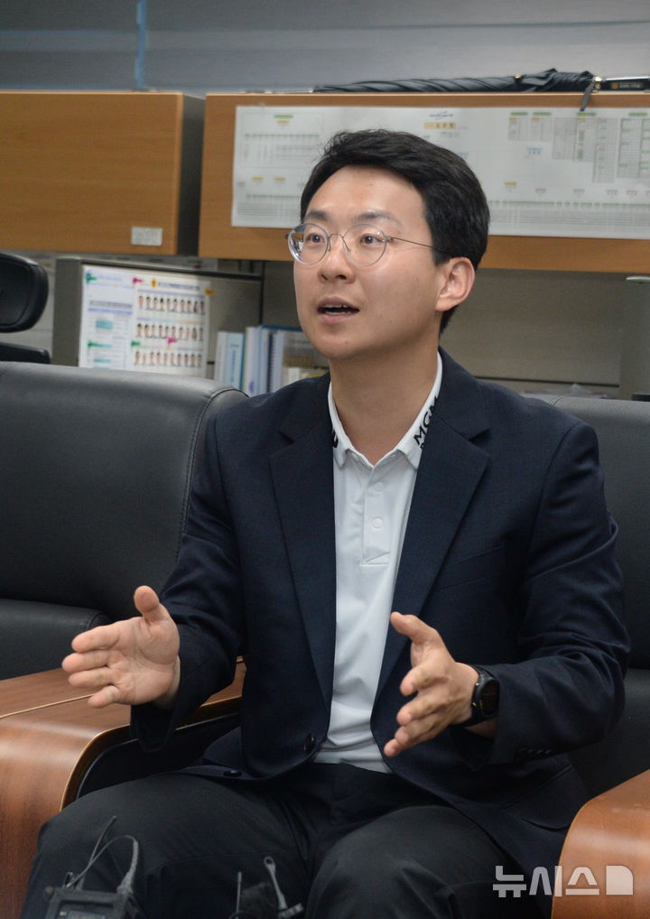 [전주=뉴시스] 김얼 기자 = 박지원 더불어민주당 군산김제부안을 국회의원 후보가 26일 전북 전주시 전북특별자치도의회 기자실에서 유흥업소 방문 및 성매매 의혹과 관련한 반박 기자회견을 열고 질의에 답변하고 있다. 2026.05.26. pmkeul@newsis.com