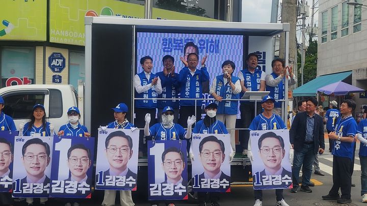 [산청=뉴시스] 서희원 기자= 26일 더불어민주당 김경수 경남도지사 후보와 서영교 국회의원, 최호림 산청군수 후보, 도·군의원 후보 등은 산청읍 5일장을 맞아 전통시장 앞에서 합동 거리유세를 펼쳤다. 2026. 05. 26. shw1881@newsis.com *재판매 및 DB 금지