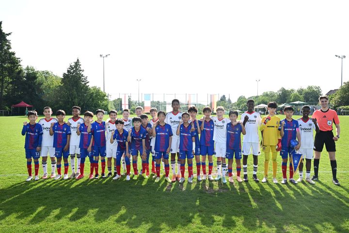 [울산=뉴시스] 울산 남구 옥동초등학교 FC 선수들이 지난 24일(현지시각) 독일 오버우어젤시에서 열린 제55회 국제 유소년 축구대회 첫 경기에서 만난 아인트라흐트 프랑크푸르트 유소년팀 선수들과 기념촬영을 하고 있다. (사진=울산 남구 제공) photo@newsis.com *재판매 및 DB 금지