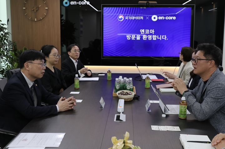 [세종=뉴시스] 국가데이터처는 안형준 처장이 26일 서울 마포구 데이터 전문기업 엔코아 사옥을 방문해 데이터 가공·관리 솔루션 시연을 참관했다고 밝혔다. (사진=데이터처 제공) 2026.05.26. photo@newsis.com *재판매 및 DB 금지