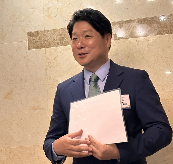 26일 오후 서울 모처에서 유호성 남경무역 대표가 백주에 대해 설명하고 있다. *재판매 및 DB 금지