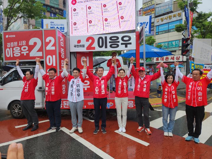 [계룡=뉴시스]국민의힘 계룡지역 출마 후보들이 26일 엄사네거리 원형광장에서 대규모 합동유세를 열고 "중단 없는 계룡 발전과 압도적 승리"를 다짐했다. 2026. 05. 26 photo@newsis.com *재판매 및 DB 금지