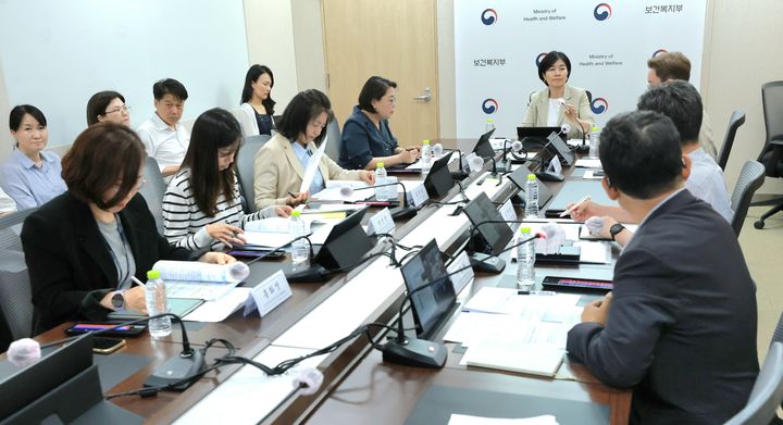 [세종=뉴시스]현수엽 보건복지부 제1차관이 26일 17개 광역자치단체가 참석한 가운데 복지 사각지대 긴급점검회의를 개최했다. (사진=보건복지부 제공) 2026.05.26. photo@newsis.com *재판매 및 DB 금지