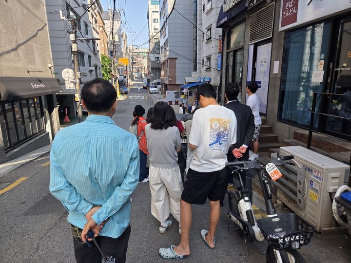 [서울=뉴시스] 심재민 인턴기자=지하철 2호선 낙성대역 인근 골목에서 건축물을 구경하고 있는 임장크루 *재판매 및 DB 금지