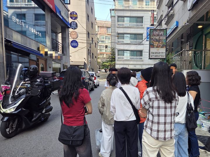 [서울=뉴시스] 심재민 인턴기자=지하철역 2호선 낙성대역 인근 골목에 모인 임장크루. *재판매 및 DB 금지