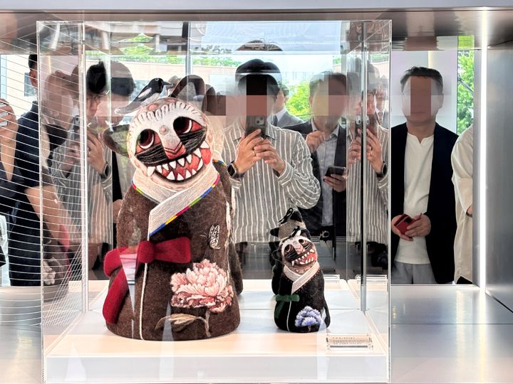 [부산=뉴시스] 롤스로이스모터카가 26일 부산 해운대구에 위치한 부산 쇼룸을 리뉴얼 오픈했다. 사진은 부산 쇼룸 내부에 까치와 호랑이 작품이 전시된 모습. 2026.05.26. photo@newsis.com *재판매 및 DB 금지