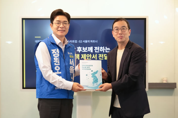 [서울=뉴시스]정원오(외녹) 더불어민주당 서울시장 후보와 송병준 벤처기업협회장.(사진=벤처기업협회장 제공) 2026.05.26. photo@newsis.com *재판매 및 DB 금지