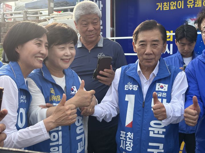 [포천=뉴시스]유하영 인턴기자 = 더불어민주당 박윤국 포천시장 후보와 서영교 의원이 지난 25일 신읍장터에서 유권자들을 만나고 있다. *재판매 및 DB 금지