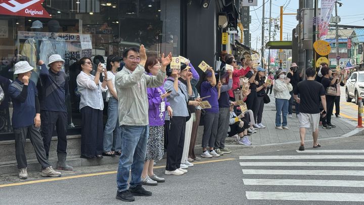[가평=뉴시스]김세은 인턴기자 = 이진용 후보의 지지자들이 후보자 연설에 박수를 보내고 있다. *재판매 및 DB금지 *재판매 및 DB 금지