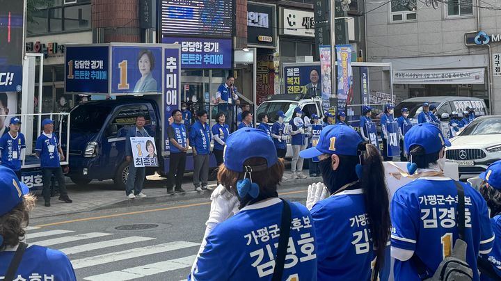 [가평=뉴시스]김세은 인턴기자 = 김경호 후보의 유세 현장. 김태년 국회의원이 지지연설을 하고 있다. *재판매 및 DB금지 *재판매 및 DB 금지