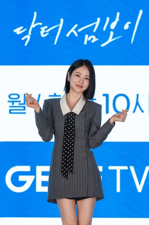 [서울=뉴시스] 배우 신예은이 26일 서울 구로구 더세인트에서 열린 ENA 새 월화드라마 '닥터 섬보이' 제작발표회에서 포즈를 취하고 있다. (사진=ENA 제공) 2026.05.26. photo@newsis.com *재판매 및 DB 금지