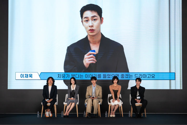 [서울=뉴시스] 군 복무 중인 배우 이재욱이26일 서울 구로구 더세인트에서 열린 ENA 드라마 '닥터 섬보이' 제작발표회에서 깜짝 영상으로 인사를 전하고 있다. (사진=ENA 제공) 2026.05.26. photo@newsis.com *재판매 및 DB 금지