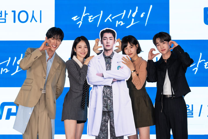 [서울=뉴시스] 26일 서울 구로구 더세인트에서 열린 ENA 새 월화드라마 '닥터 섬보이' 제작발표회에서 배우들이 군 복무 중인 배우 이재욱의 등신대와 함께 포즈를 취하고 있다. 왼쪽부터 홍민기, 신예은, 이수경, 김윤우. (사진=ENA 제공) 2026.05.26. photo@newsis.com *재판매 및 DB 금지