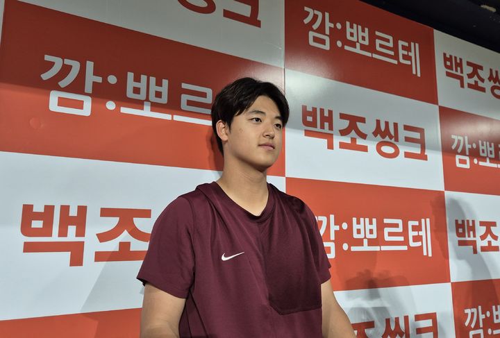 [서울=뉴시스] 문채현 기자 = 프로야구 키움 히어로즈의 박준현이 26일 서울 고척스카이돔에서 열리는 2026 신한 쏠 KBO리그 KIA 타이거즈와의 경기를 앞두고 취재진과 인터뷰를 하고 있다. 2026.05.26. dal@newsis.com *재판매 및 DB 금지