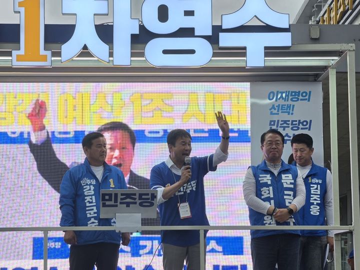 [강진=뉴시스]한병도 더불어민주당 원내대표가 26일 전남 강진군 차영수 군수 민주당 후보 지원 유세차에 오른 모습. photo@newsis.com *재판매 및 DB 금지