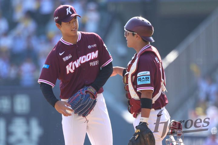 [서울=뉴시스] 프로야구 키움 히어로즈 박준현이 24일 서울 잠실구장에서 열린 2026 신한 쏠 KBO리그 LG 트윈스와의 경기 도중 포수 박성빈의 조언을 듣고 있다. (사진=키움 히어로즈 제공) 2026.05.24. *재판매 및 DB 금지
