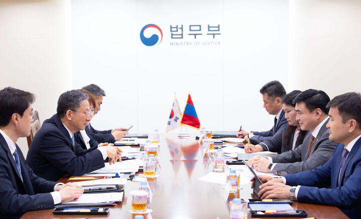 [서울=뉴시스] 정성호 법무부 장관은 26일 사인부양 아마르사이항 몽골 법·내무부장관을 만나 한국·몽골 양국 간 출입국·이민정책 분야의 협력 방안에 대해 의견을 교환했다. (사진 = 법무부 제공) 2026.05.26. *재판매 및 DB 금지