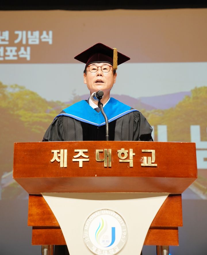 [제주=뉴시스] 양덕순 제주대학교 총장이 26일 오후 제주대 아라뮤즈홀에서 열린 개교 74주년 기념식에서 기념사를 하고 있다. (사진=제주대 제공) 2026.05.26. photo@newsis.com *재판매 및 DB 금지