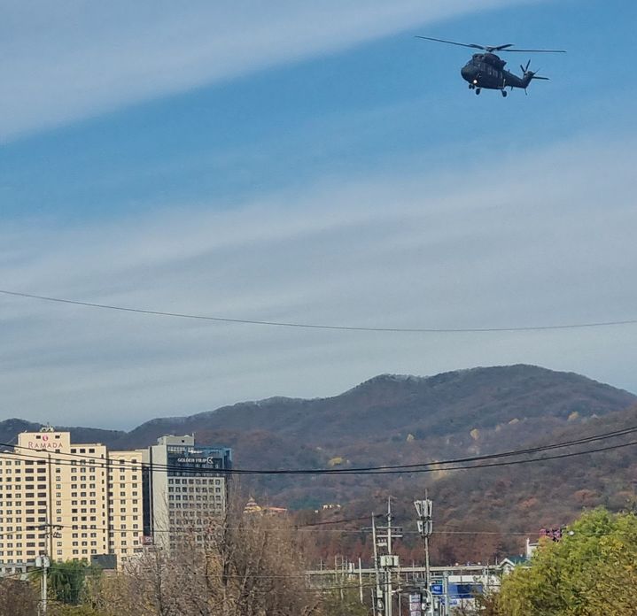 [용인=뉴시스] 포곡읍 일대를 비행하고 있는 항공부대 헬기(사진=뉴시스 DB) photo@newsis.com *재판매 및 DB 금지