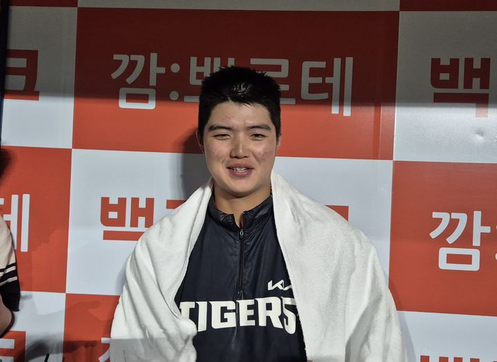 [서울=뉴시스] 문채현 기자 = 프로야구 KIA 타이거즈의 김태형이 26일 서울 고척스카이돔에서 열리는 2026 신한 쏠 KBO리그 키움 히어로즈와의 경기에서 승리한 뒤 취재진과 인터뷰를 하고 있다. 2026.05.26. dal@newsis.com *재판매 및 DB 금지