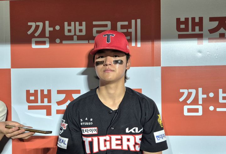 [서울=뉴시스] 문채현 기자 = 프로야구 KIA 타이거즈의 김도영이 26일 서울 고척스카이돔에서 열리는 2026 신한 쏠 KBO리그 키움 히어로즈와의 경기에서 승리한 뒤 취재진과 인터뷰를 하고 있다. 2026.05.26. dal@newsis.com *재판매 및 DB 금지