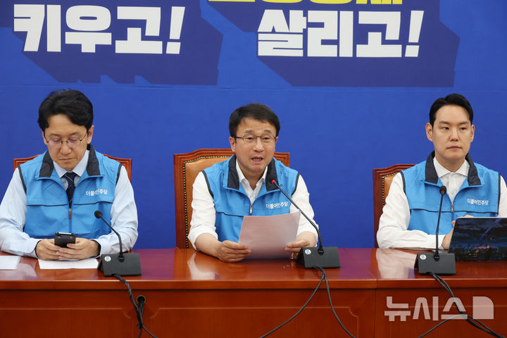 [서울=뉴시스] 고승민 기자 = 한병도 더불어민주당 원내대표가 26일 서울 여의도 국회에서 열린 원내대책회의에서 발언하고 있다. 2026.05.26. kkssmm99@newsis.com