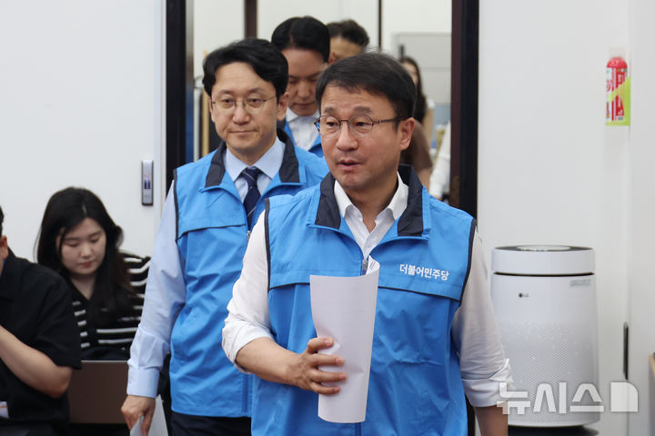 [서울=뉴시스] 고승민 기자 = 한병도 더불어민주당 원내대표가 26일 서울 여의도 국회에서 열린 원내대책회의에 참석하고 있다. 2026.05.26. kkssmm99@newsis.com