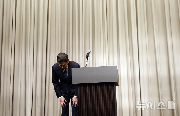 고개 숙인 정용진 신세계그룹 회장