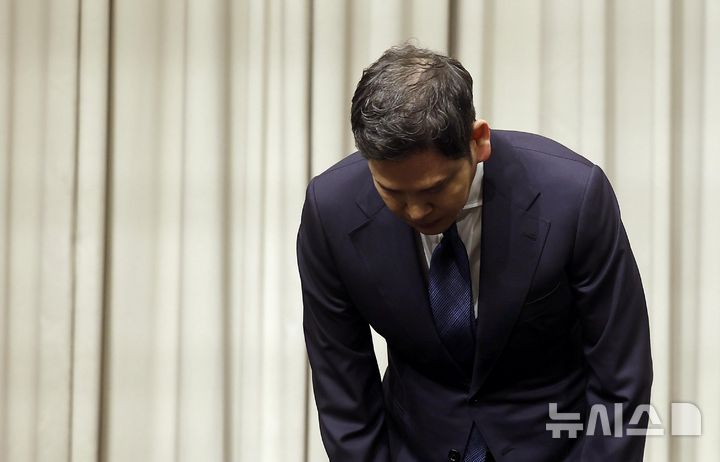 고개 숙인 정용진 신세계그룹 회장