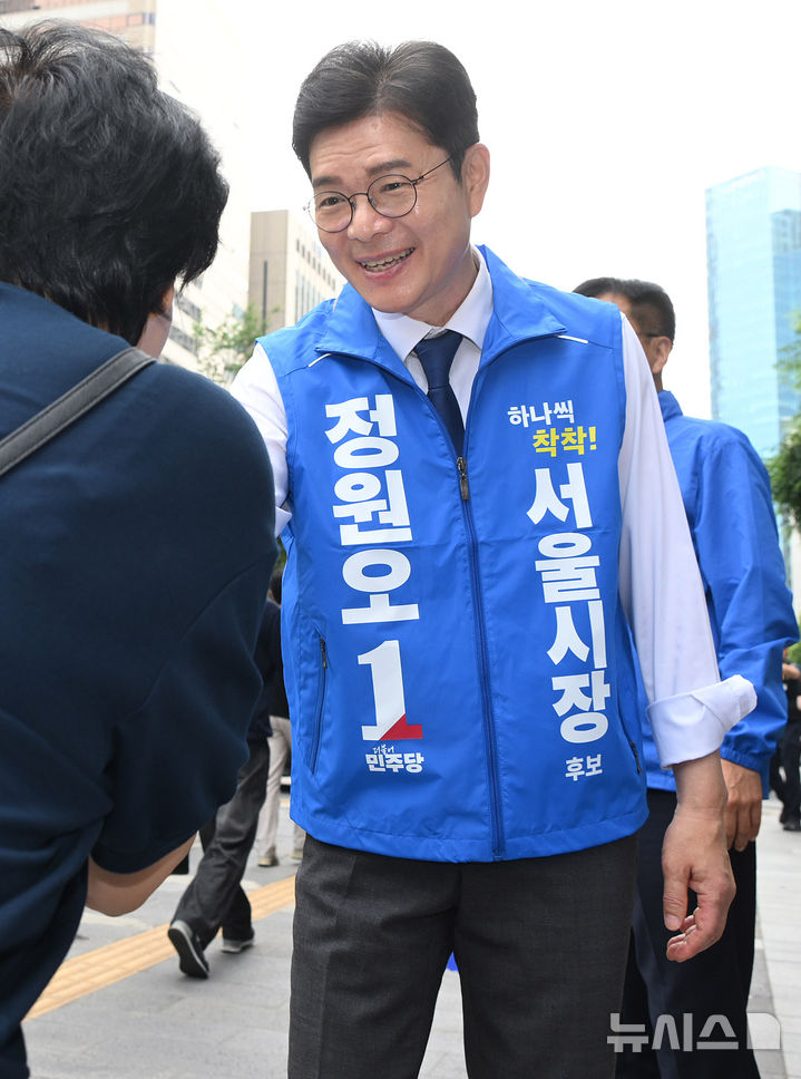 [서울=뉴시스] 조성봉 기자=정원오 더불어민주당 서울시장 후보가 26일 서울 영등포구 여의도역 5번출구 앞에서 출근하는 시민들에게 인사하며 지지를 호소하고 있다.(공동취재) 2026.05.26.photo@newsis.com