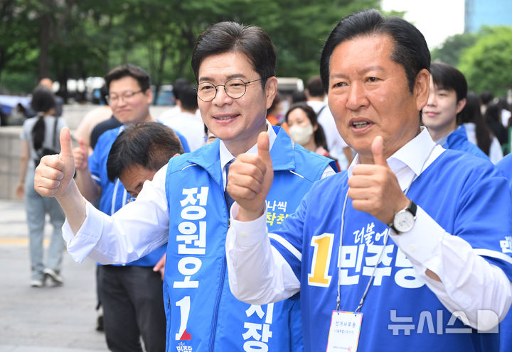 [서울=뉴시스] 조성봉 기자= 정청래 더불어민주당 대표와 정원오 민주당 서울시장 후보가 26일 서울 영등포구 여의도역 5번 출구 앞에서 출근길 시민들에게 인사하며 지지를 호소하고 있다.(공동취재) 2026.05.26.photo@newsis.com