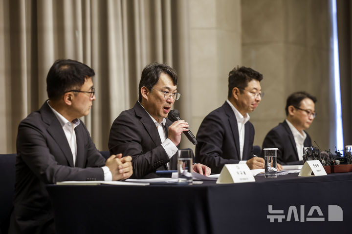 [서울=뉴시스] 정병혁 기자 = 전상진 신세계그룹 경영총괄 부사장을 비롯한 임직원들이 26일 서울 강남구 조선팰리스에서 열린 스타벅스 '탱크데이' 사태 관련 대국민 사과 기자회견에서 진상조사 결과를 발표하고 있다. 2026.05.26. jhope@newsis.com