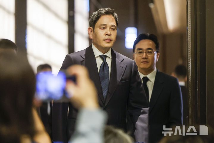 [서울=뉴시스] 정병혁 기자 = 정용진 신세계그룹 회장이 26일 서울 강남구 조선팰리스에서 열린 스타벅스 '탱크데이' 사태 관련 대국민 사과 기자회견에 참석하고 있다. 2026.05.26. jhope@newsis.com