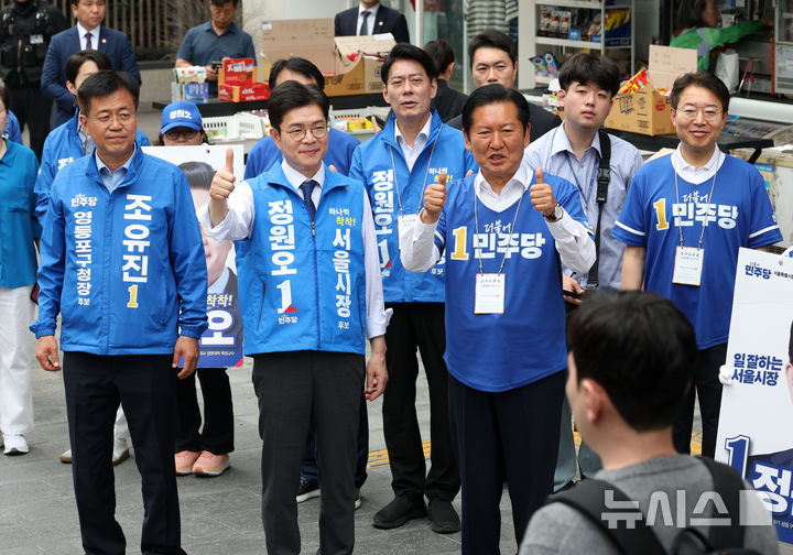 [서울=뉴시스] 조성봉 기자= 정청래 더불어민주당 대표와 정원오 서울시장 후보가 26일 서울 영등포구 여의도역 5번 출구 앞에서 출근길 시민들에게 인사하며 지지를 호소하고 있다. (공동취재) 2026.05.26. photo@newsis.com