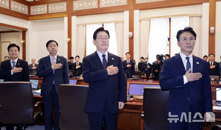 [서울=뉴시스] 최동준 기자 = 이재명 대통령이 26일 청와대에서 열린 국무회의에서 참석자들과 국민의례를 하고 있다. 2026.05.26. photocdj@newsis.com