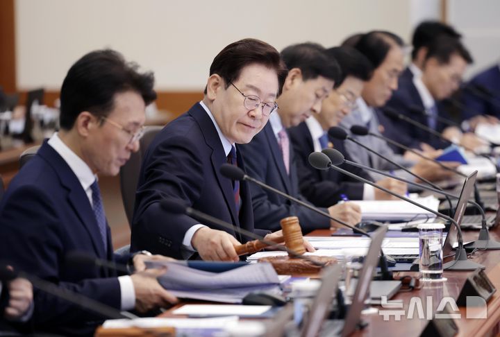 [서울=뉴시스] 최동준 기자 = 이재명 대통령이 26일 청와대에서 열린 국무회의에서 의사봉을 두드리며 개회 선언을 하고 있다. 2026.05.26. photocdj@newsis.com