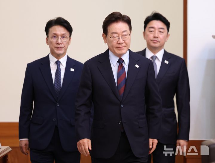 [서울=뉴시스] 최동준 기자 = 이재명 대통령이 26일 청와대에서 열린 국무회의에 입장하고 있다. 2026.05.26. photocdj@newsis.com