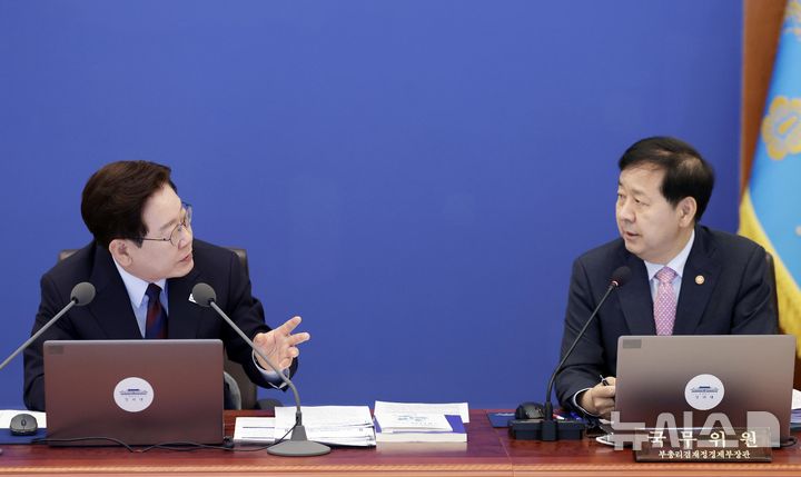 [서울=뉴시스] 최동준 기자 = 이재명 대통령이 26일 청와대에서 열린 국무회의에서 구윤철 부총리 겸 재정경제부 장관과 대화하고 있다. 2026.05.26. photocdj@newsis.com