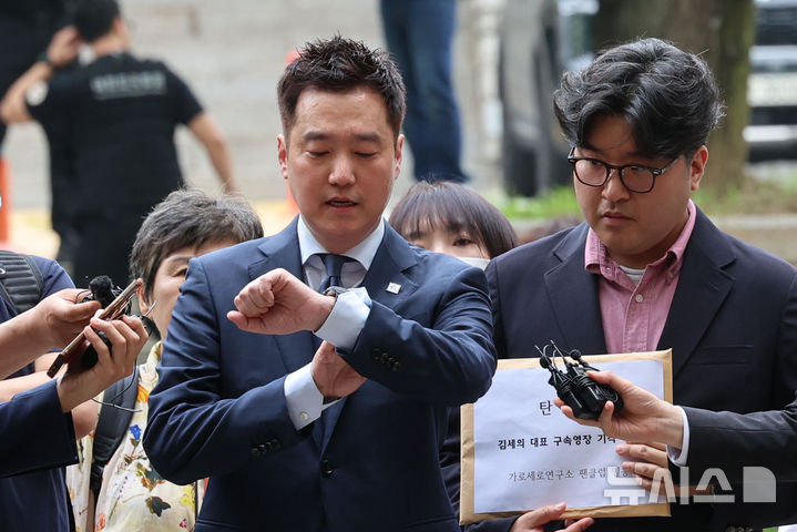 [서울=뉴시스] 권창회 기자 = 김세의 가로세로연구소 대표가 26일 서울 서초구 서울중앙지법에서 성폭력범죄의 처벌 등에 관한 특례법 위반(카메라 등 이용 촬영물 반포 등) 혐의로 구속 전 피의자 심문(영장실질심사)에 출석하며 시간을 확인하고 있다. 2026.05.26. kch0523@newsis.com