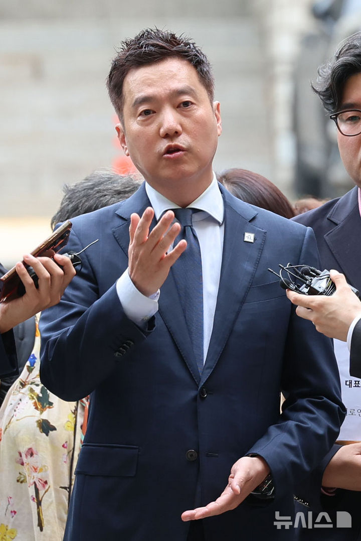[서울=뉴시스] 권창회 기자 = 김세의 가로세로연구소 대표가 26일 서울 서초구 서울중앙지법에서 성폭력범죄의 처벌 등에 관한 특례법 위반(카메라 등 이용 촬영물 반포 등) 혐의로 구속 전 피의자 심문(영장실질심사)에 출석하며 취재진 질의에 답하고 있다. 2026.05.26. kch0523@newsis.com