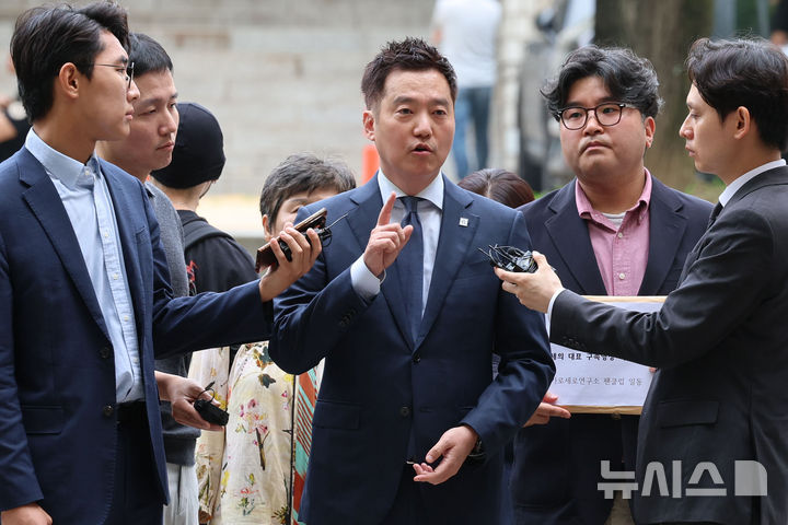 [서울=뉴시스] 권창회 기자 = 김세의 가로세로연구소 대표가 26일 서울 서초구 서울중앙지법에서 성폭력범죄의 처벌 등에 관한 특례법 위반(카메라 등 이용 촬영물 반포 등) 혐의로 구속 전 피의자 심문(영장실질심사)에 출석하며 취재진 질의에 답하고 있다. 2026.05.26. kch0523@newsis.com