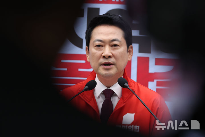 [서울=뉴시스] 조성봉 기자 = 장동혁 국민의힘 대표가 26일 오전 서울 여의도 중앙당사에서 열린 '대국민지지 호소 기자회견'에서 발언을 하고 있다. 2026.05.26. suncho21@newsis.com