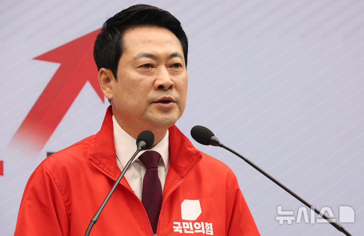 [서울=뉴시스] 조성봉 기자 = 장동혁 국민의힘 대표가 26일 오전 서울 여의도 중앙당사에서 열린 '대국민지지 호소 기자회견'에서 발언을 하고 있다. 2026.05.26. suncho21@newsis.com