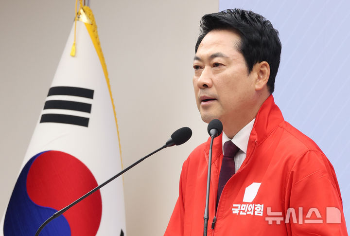 [서울=뉴시스] 조성봉 기자 = 장동혁 국민의힘 대표가 26일 오전 서울 여의도 중앙당사에서 열린 '대국민지지 호소 기자회견'에서 취재진의 질문에 답변하고 있다. 2026.05.26. suncho21@newsis.com