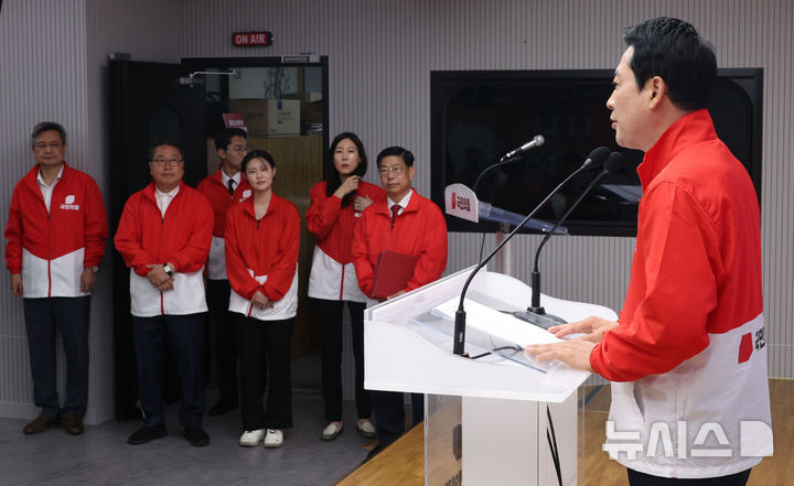 [서울=뉴시스] 조성봉 기자 = 장동혁 국민의힘 대표가 26일 오전 서울 여의도 중앙당사에서 열린 '대국민지지 호소 기자회견'에서 취재진의 질문에 답변하고 있다. 2026.05.26. suncho21@newsis.com