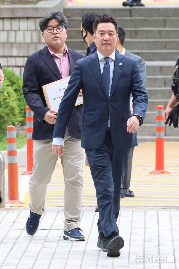 [서울=뉴시스] 권창회 기자 = 김세의 가로세로연구소 대표가 26일 서울 서초구 서울중앙지법에서 성폭력범죄의 처벌 등에 관한 특례법 위반(카메라 등 이용 촬영물 반포 등) 혐의로 구속 전 피의자 심문(영장실질심사)에 출석하고 있다. 2026.05.26. kch0523@newsis.com