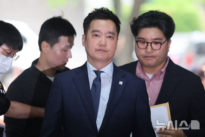 [서울=뉴시스] 권창회 기자 = 김세의 가로세로연구소 대표가 26일 서울 서초구 서울중앙지법에서 성폭력범죄의 처벌 등에 관한 특례법 위반(카메라 등 이용 촬영물 반포 등) 혐의로 구속 전 피의자 심문(영장실질심사)에 출석하고 있다. 2026.05.26. kch0523@newsis.com