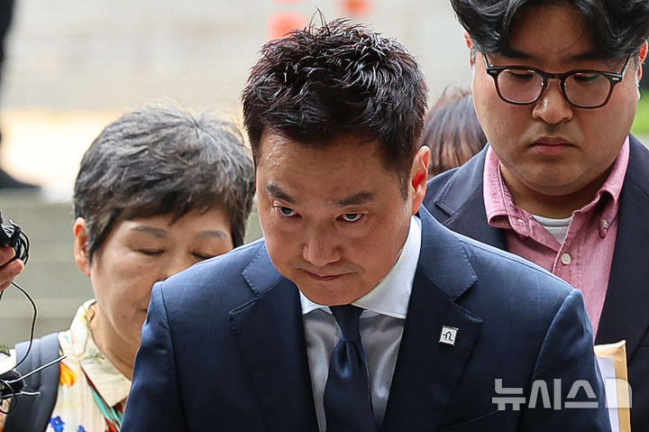 [서울=뉴시스] 권창회 기자 = 김세의 가로세로연구소 대표가 26일 서울 서초구 서울중앙지법에서 성폭력범죄의 처벌 등에 관한 특례법 위반(카메라 등 이용 촬영물 반포 등) 혐의로 구속 전 피의자 심문(영장실질심사)에 출석하고 있다. 2026.05.26. kch0523@newsis.com