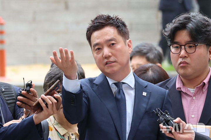 [서울=뉴시스] 권창회 기자 = 김세의 가로세로연구소 대표가 26일 서울 서초구 서울중앙지법에서 성폭력범죄의 처벌 등에 관한 특례법 위반(카메라 등 이용 촬영물 반포 등) 혐의로 구속 전 피의자 심문(영장실질심사)에 출석하며 취재진 질의에 답하고 있다. 2026.05.26. kch0523@newsis.com