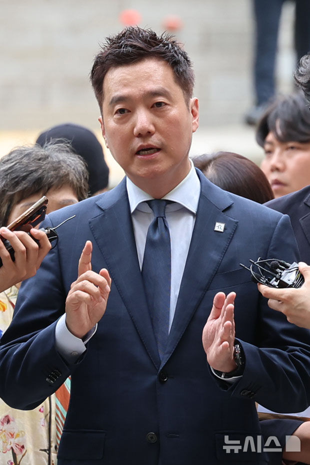 [서울=뉴시스] 권창회 기자 = 김세의 가로세로연구소 대표가 26일 서울 서초구 서울중앙지법에서 성폭력범죄의 처벌 등에 관한 특례법 위반(카메라 등 이용 촬영물 반포 등) 혐의로 구속 전 피의자 심문(영장실질심사)에 출석하며 취재진 질의에 답하고 있다. 2026.05.26. kch0523@newsis.com